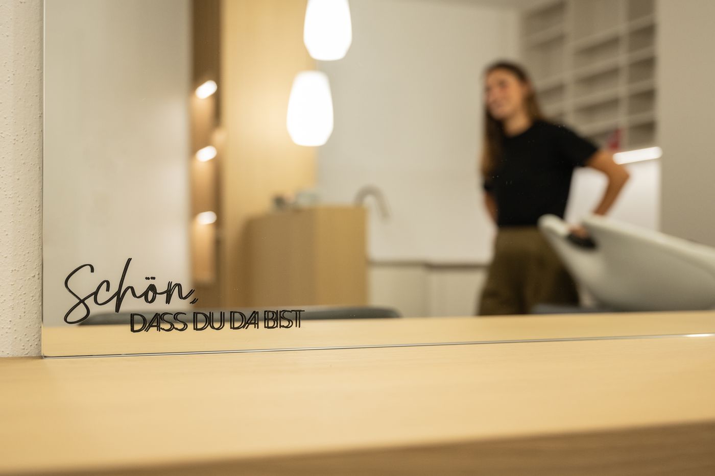 Spiegel mit dem Schriftzug „Schön, dass du da bist“, dahinter Gisi